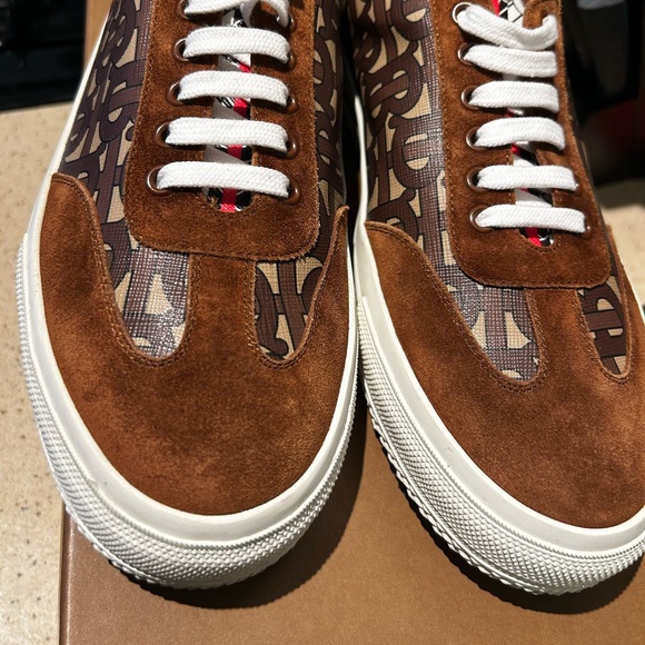 Burberry perfect like new - Picture 9 of 16